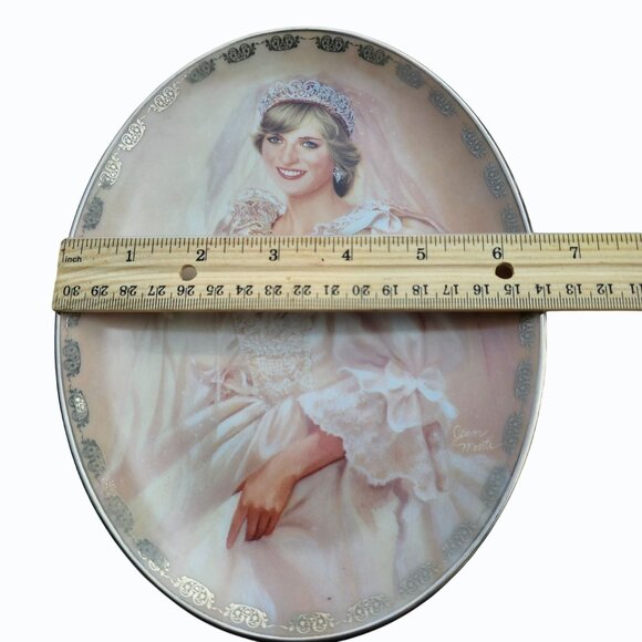 The People's Princess First Issue in the Diana: Queen of Our Hearts Collection - Picture 7 of 8